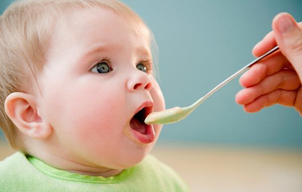 همه چیز درباره ی برنامه غذایی نوزاد در سال اول زندگی